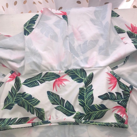 Nwot floral bandeau swim top w/ruffles L - Picture 2 of 4